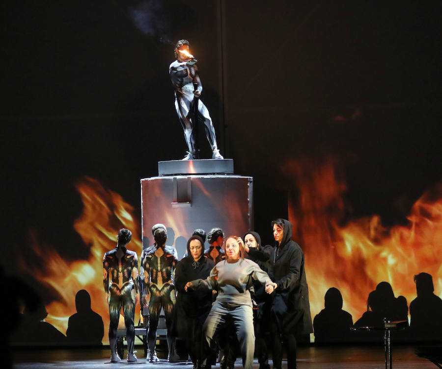 Fotos: Ensayo de la obra &#039;El martirio de San Sebastián&#039;, de La Fura dels Baus, en el Teatro Calderón de Valladolid