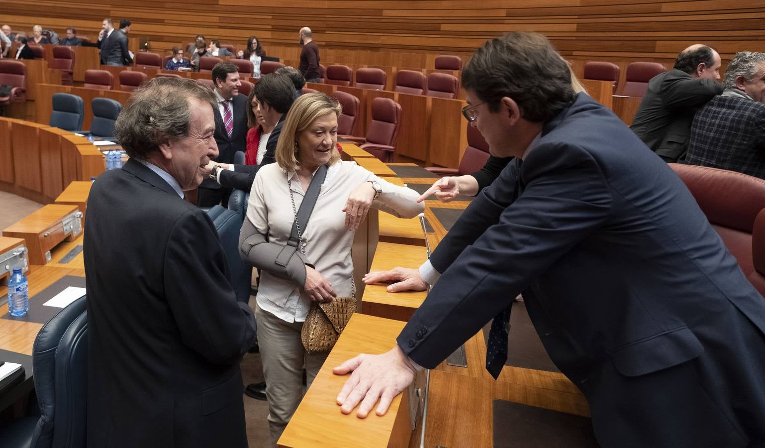 PSOE y Podemos afilaron ayer el bisturí parlamentario para someter al consejero de Sanidad a una vivisección política