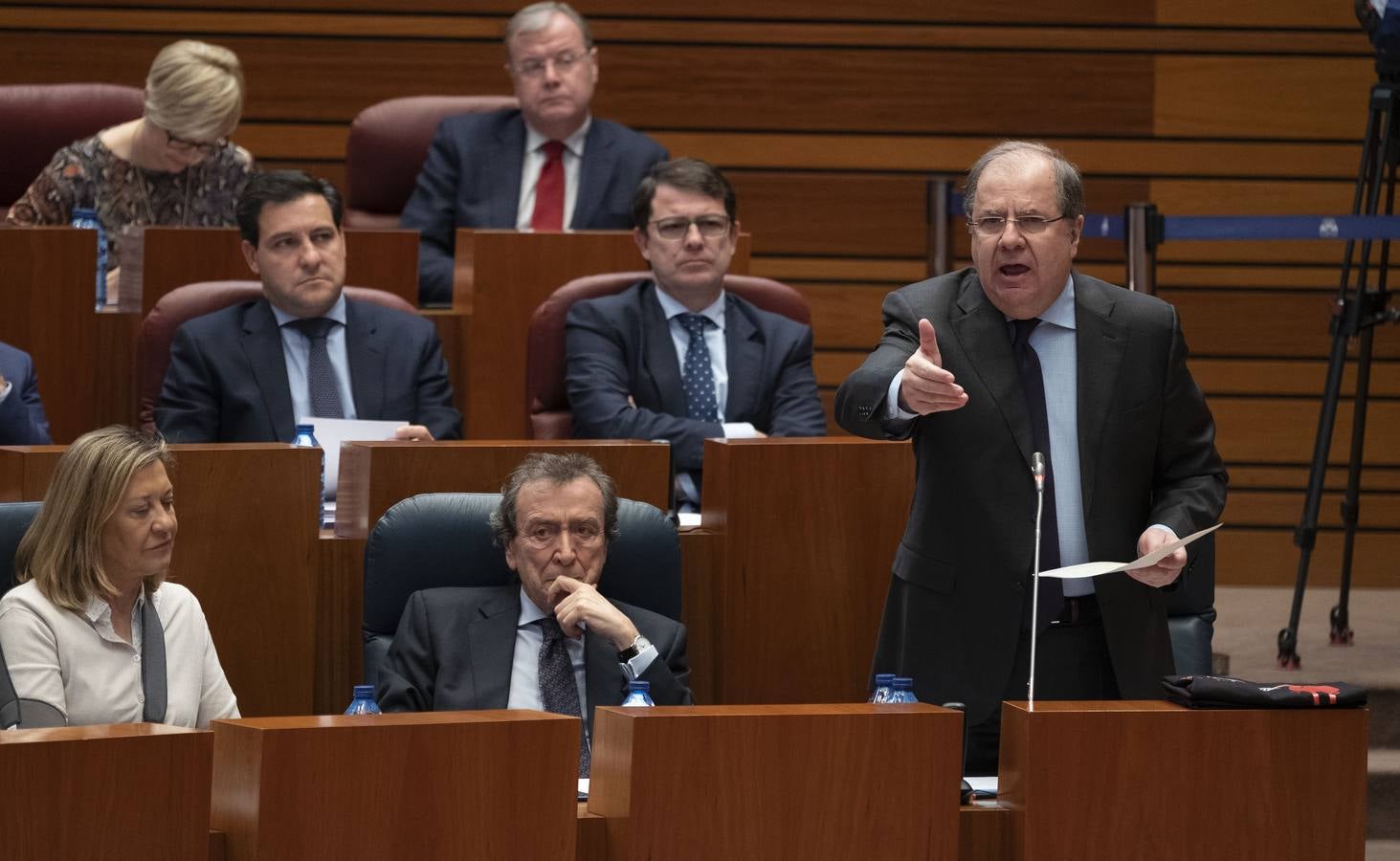 PSOE y Podemos afilaron ayer el bisturí parlamentario para someter al consejero de Sanidad a una vivisección política