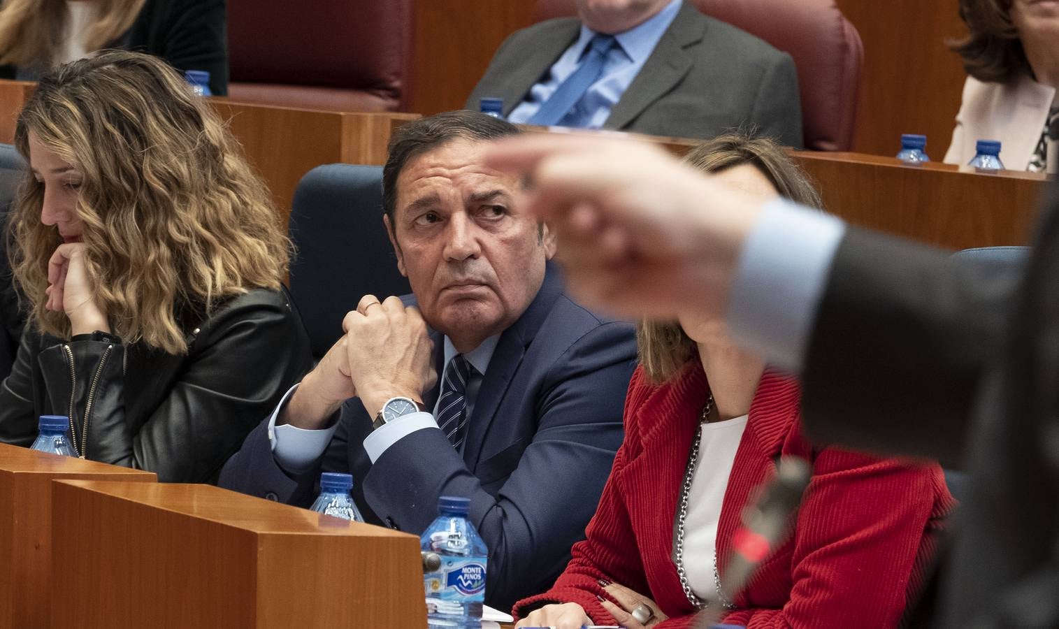 PSOE y Podemos afilaron ayer el bisturí parlamentario para someter al consejero de Sanidad a una vivisección política