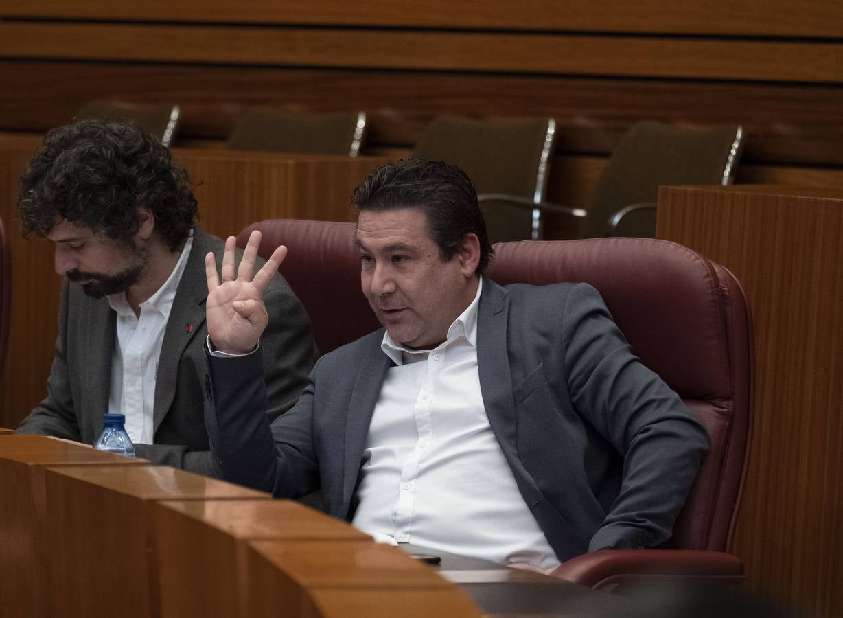PSOE y Podemos afilaron ayer el bisturí parlamentario para someter al consejero de Sanidad a una vivisección política