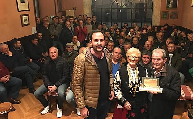 Cristian González, Rosario Pérez y el constructor homenajeado, Francisco Bernal. 