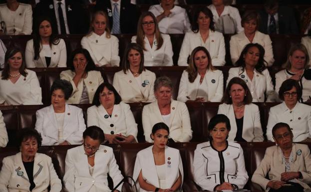 Un centenar de legisladoras han vestido de blanco. 