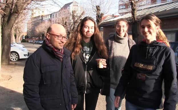 Jesús Vidal saluda a varias estudiantes a su llegada al Albéitar.
