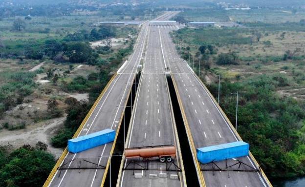 Vallas, dos contenedores y un remolque bloquean el puente Tienditas, que une la ciudad colombiana de Cúcuta con la venezolana Táchira.