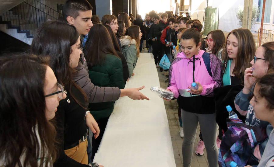 Fotos: Bocata solidario en favor de Manos Unidas