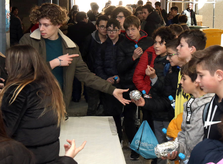 Fotos: Bocata solidario en favor de Manos Unidas