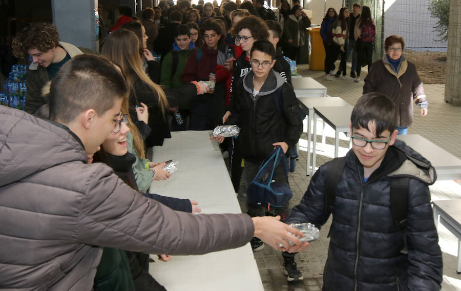 Fotos: Bocata solidario en favor de Manos Unidas