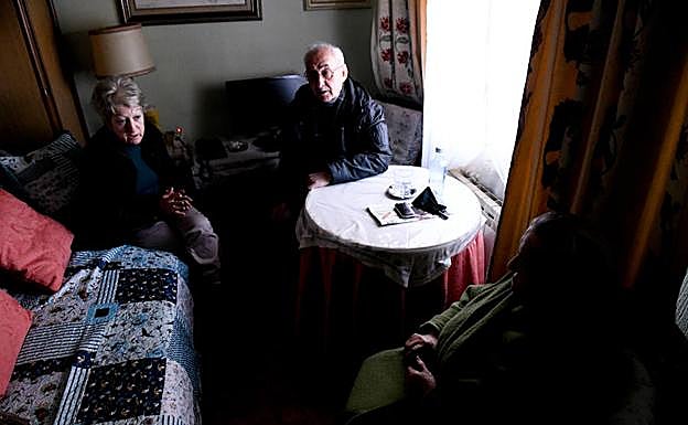 Carmen y Santiago acompañan a Manuela en una visita a su hogar. 