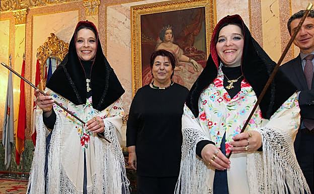Elisabet y Débora Velasco, con la alcaldesa de Segovia, Clara Luquero. 