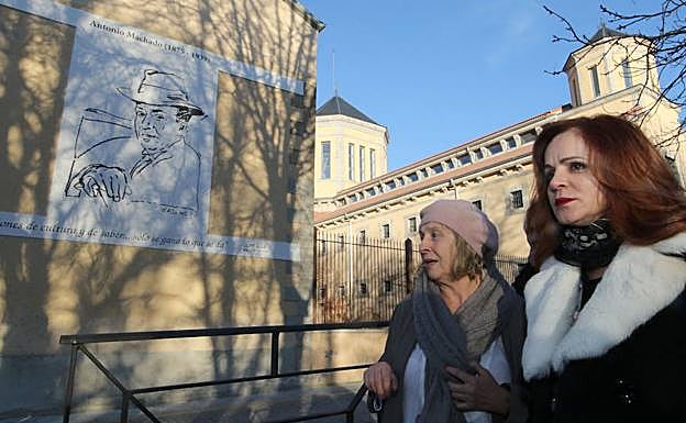 La artista Patricia Azcárate (izq.) y Silvia Clemente, ayer, delante del mural de Antonio Machado. 