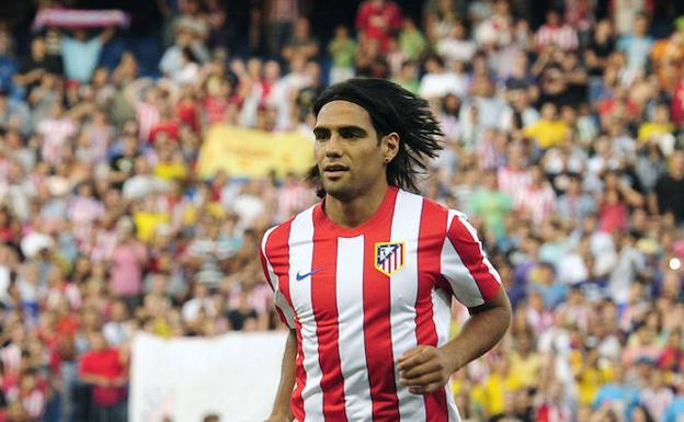 Radamel Falcao marcó en su primer derbi, aunque perdió. 