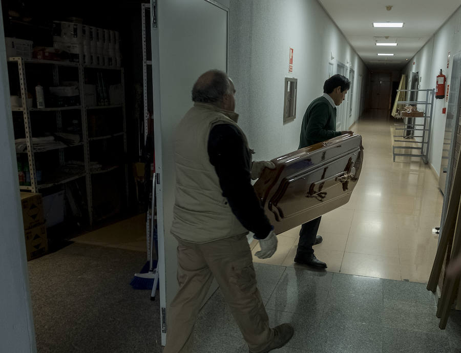 Fotos: Incineracion en el cementerio de las Contiendas, en Valladolid
