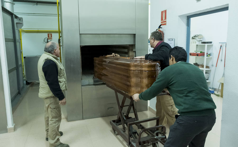 Fotos: Incineracion en el cementerio de las Contiendas, en Valladolid