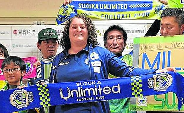 Mila posa con aficionados el día de su presentación. 