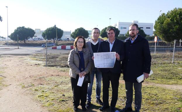 Los diputados muestran el proyecto inicial de la pasarela, junto al alcalde del municipio. 