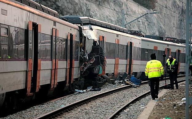Personal de la seguridad privada de Renfe a primera hora de la mañana de este sábado en el lugar del accidente ferroviario ocurrido en la tarde del viernes.
