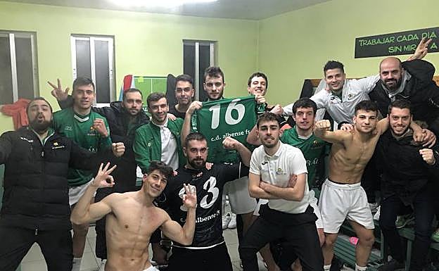 La plantilla del Albense celebra la victoria ante el líder. 