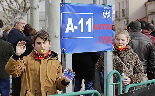 Imagen principal - Concentración este domingo en Peñafiel, Valladolid, para reivindicar la construcción de la Autovía del Duero. 