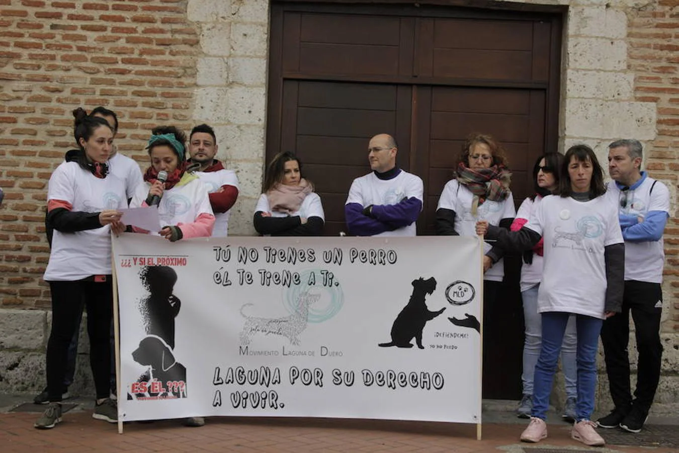 Más de un millar de personas se manifestaron ayer en Laguna de Duero contra el envenenamiento de perros, que se se registra desde hace unos años en parques públicos y zonas caninas del municipio.
