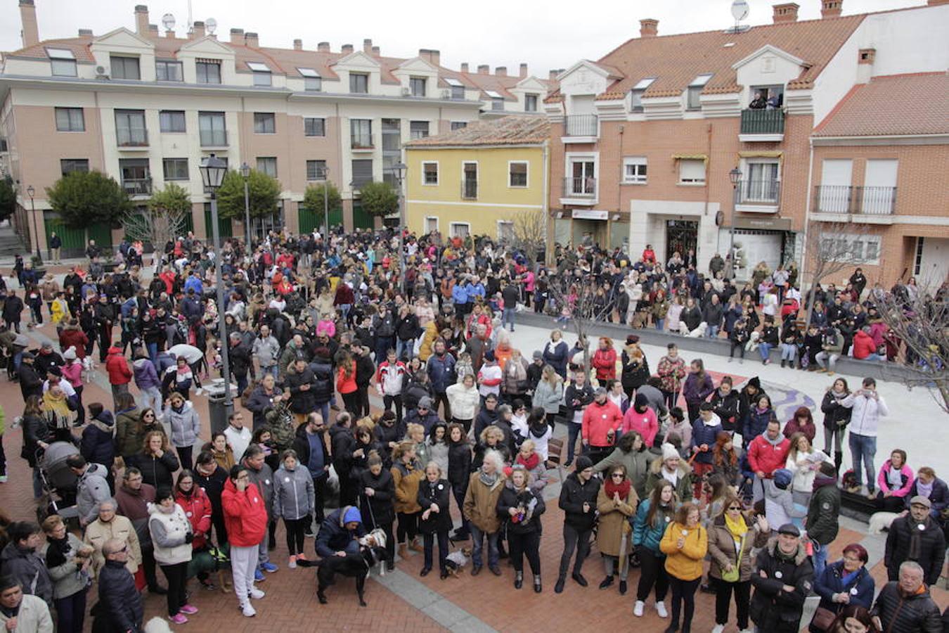 Más de un millar de personas se manifestaron ayer en Laguna de Duero contra el envenenamiento de perros, que se se registra desde hace unos años en parques públicos y zonas caninas del municipio.