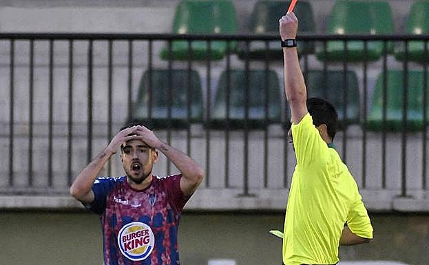 Mika se lleva las manos a la cabeza tras ser expulsado.