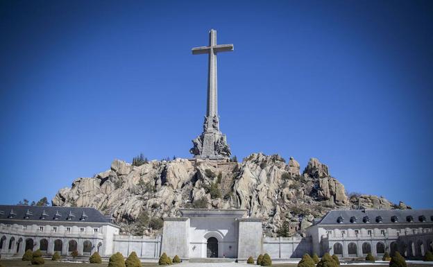 El Gobierno ultima los detalles para ordenar la exhumación de Franco