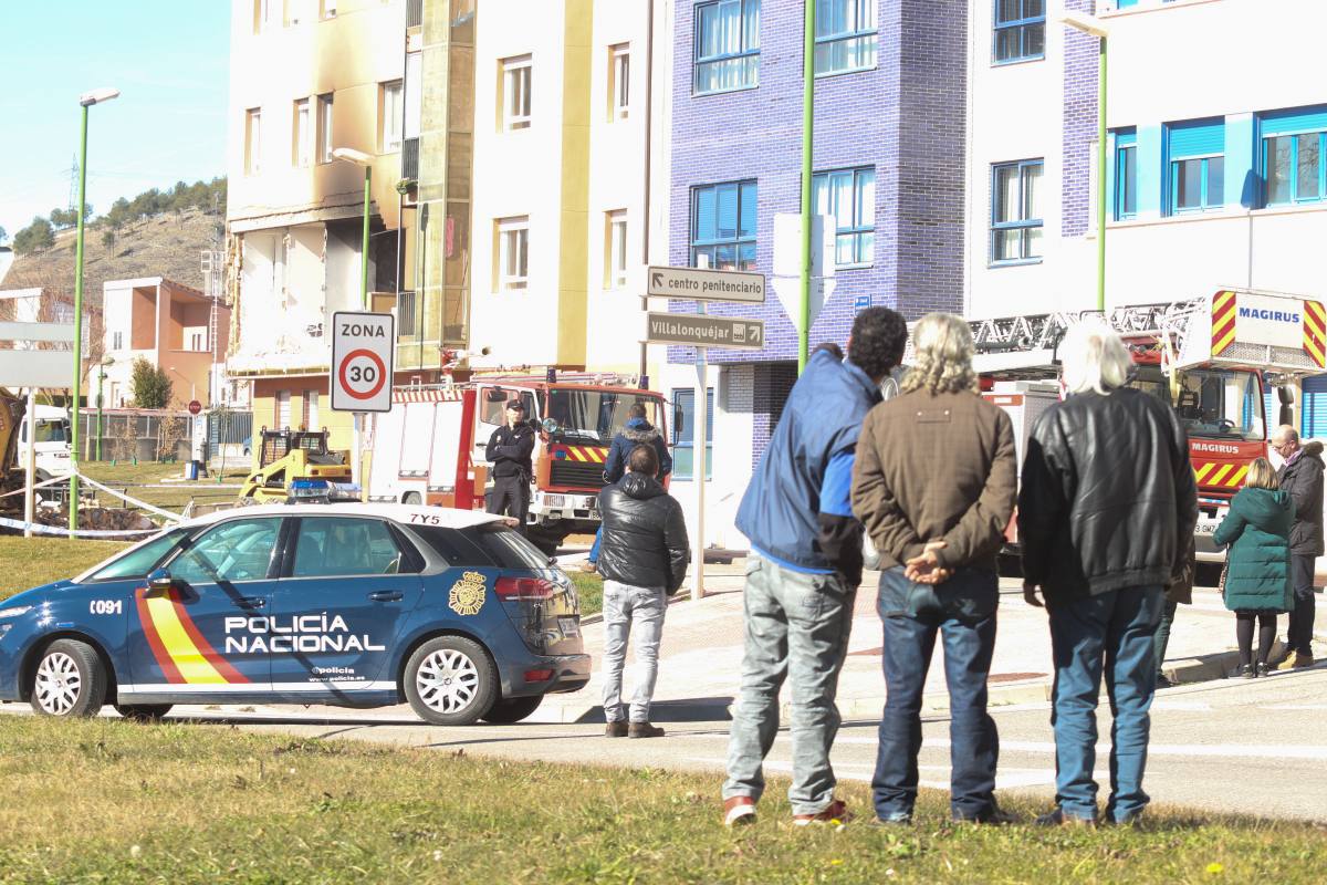 Una explosión en la calle Modesto Circuelos de la Barriada de San Juan Bautista de Burgos ha dejado, al menos, un fallecido.