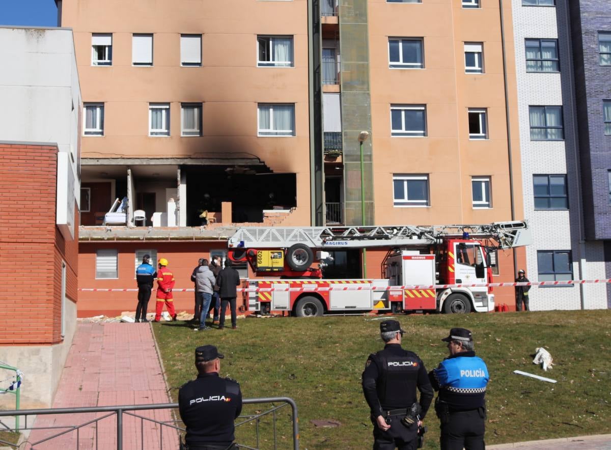 Una explosión en la calle Modesto Circuelos de la Barriada de San Juan Bautista de Burgos ha dejado, al menos, un fallecido.