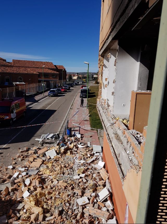 Una explosión en la calle Modesto Circuelos de la Barriada de San Juan Bautista de Burgos ha dejado, al menos, un fallecido.