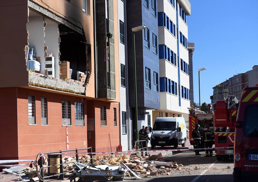 Una explosión en la calle Modesto Circuelos de la Barriada de San Juan Bautista de Burgos ha dejado, al menos, un fallecido.