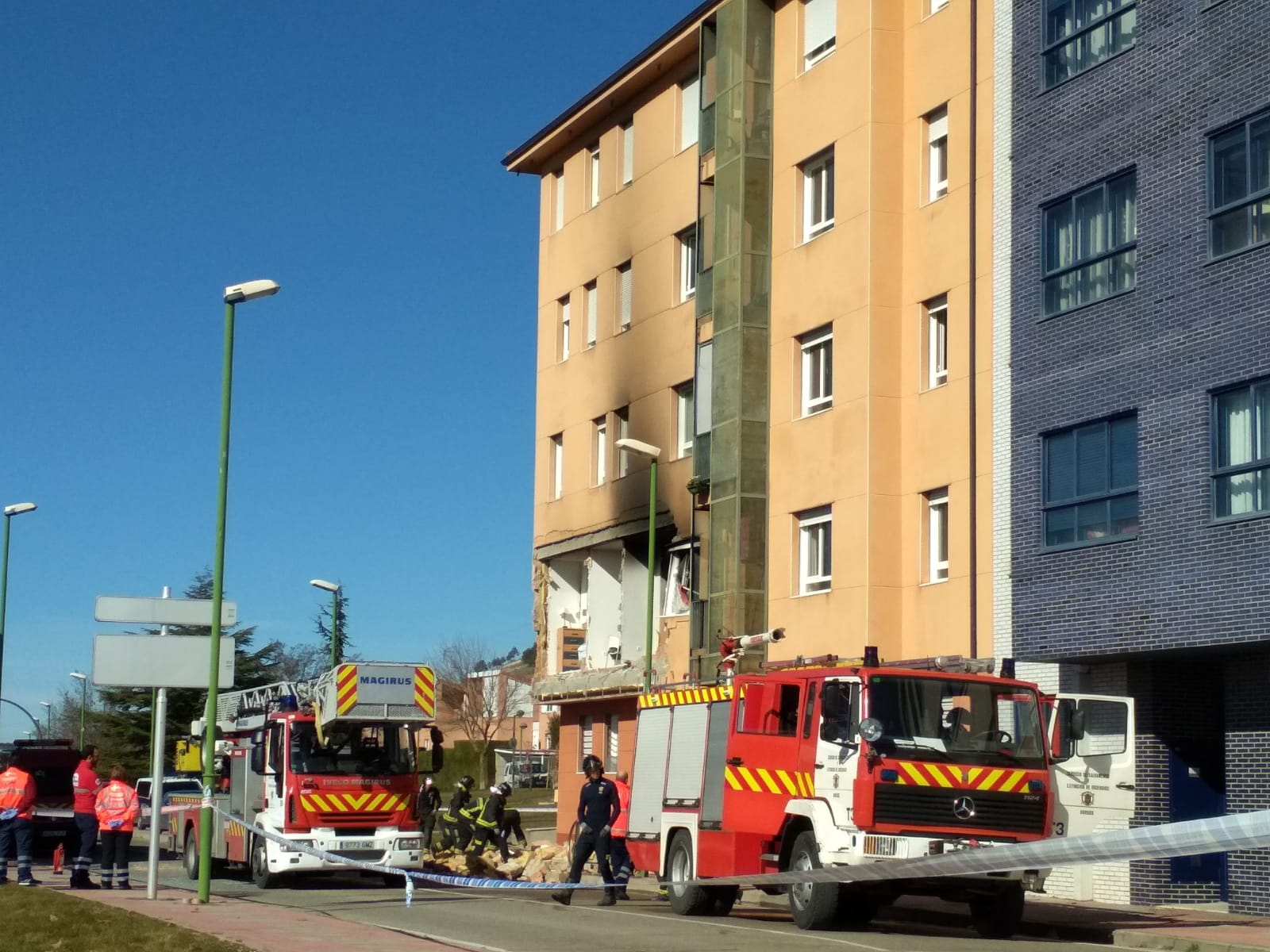 Una explosión en la calle Modesto Circuelos de la Barriada de San Juan Bautista de Burgos ha dejado, al menos, un fallecido.