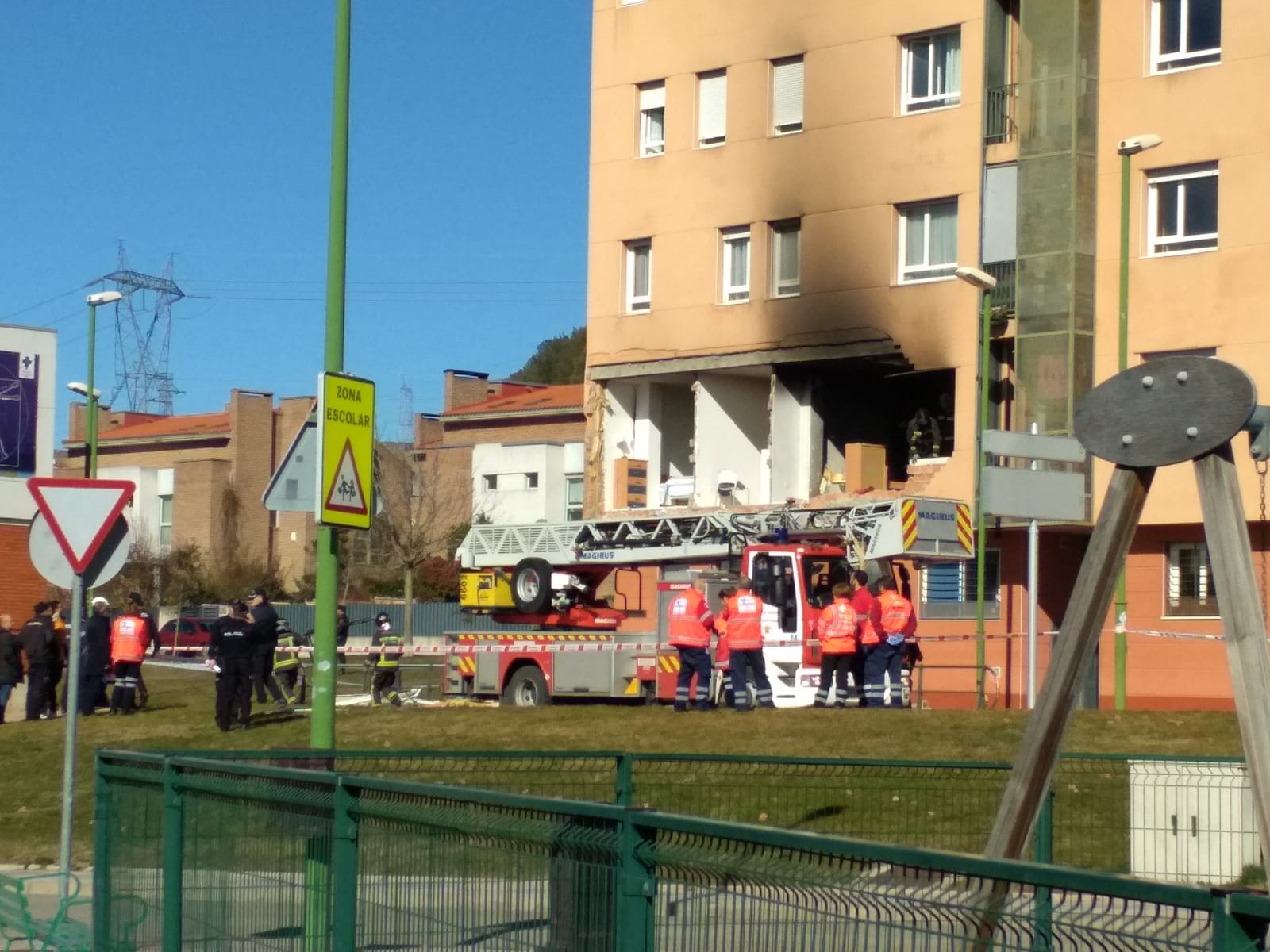 Una explosión en la calle Modesto Circuelos de la Barriada de San Juan Bautista de Burgos ha dejado, al menos, un fallecido.