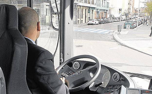 Un conductor de Auvasa, en una imagen de archivo. 