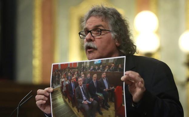 El portavoz de ERC en el Congreso, Joan Tardá, muestra una fotografía del juicio del 'procés'. 