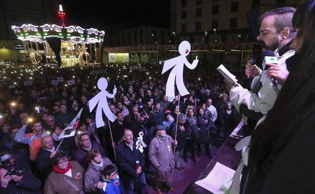 La plataforma Soria Ya organizó una manifestacion 'Ni una inocentada mas' en el centro de la capital soriana.
