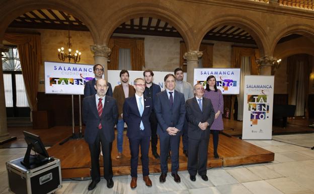 El alcalde de Salamanca, Carlos García Carbayo y el rector de la Usal, Ricardo Rivero, flanqueados por el vicepresidente del CSIC, Víctor Velasco (izq.), el presidente del Comité Científico Asesor, Mariano Barbacid, junto los investigadores. 