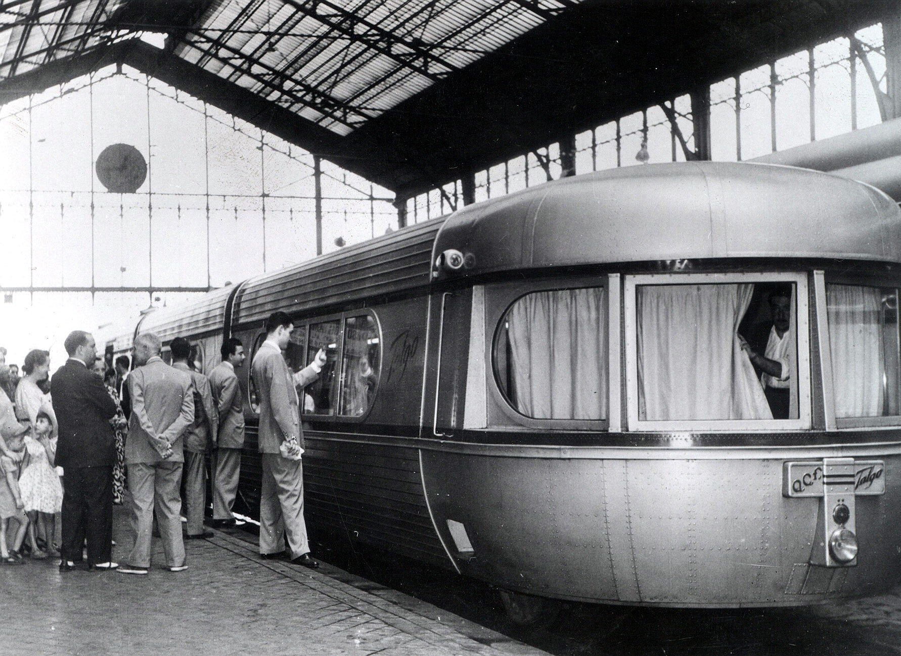 El Talgo. Su nombre son las siglas de Tren Articulado Ligero Goicoechea Oriol, en atención a su diseñador Alejandro Goicoechea y al financiero que apoyó sus investigaciones y la fabricación de los primeros trenes construidos con ese sistema, José Luis Oriol Urigüen; fundadores de la empresa en 1942. Aun así, no fue hasta 1964 cuando el TALGO alcanzó la expansión internacional al concebirse como modelo.