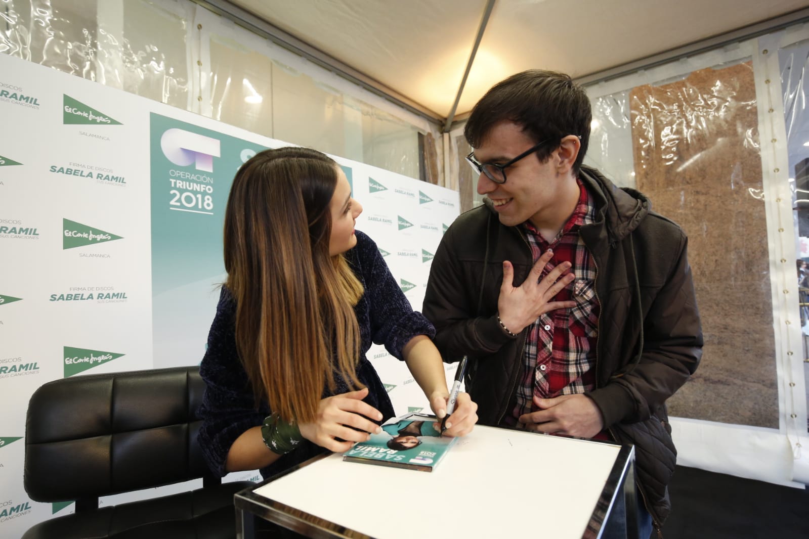 Fotos: La finalista de OT Sabela Ramil causa furor en Salamanca
