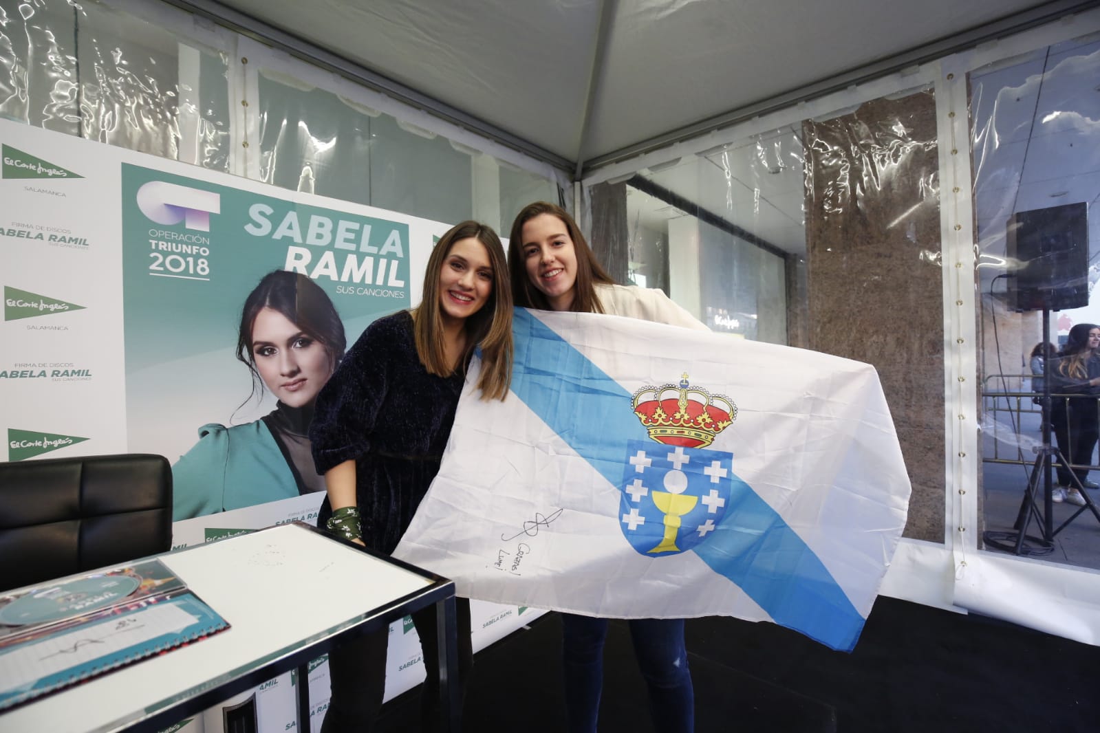 Fotos: La finalista de OT Sabela Ramil causa furor en Salamanca