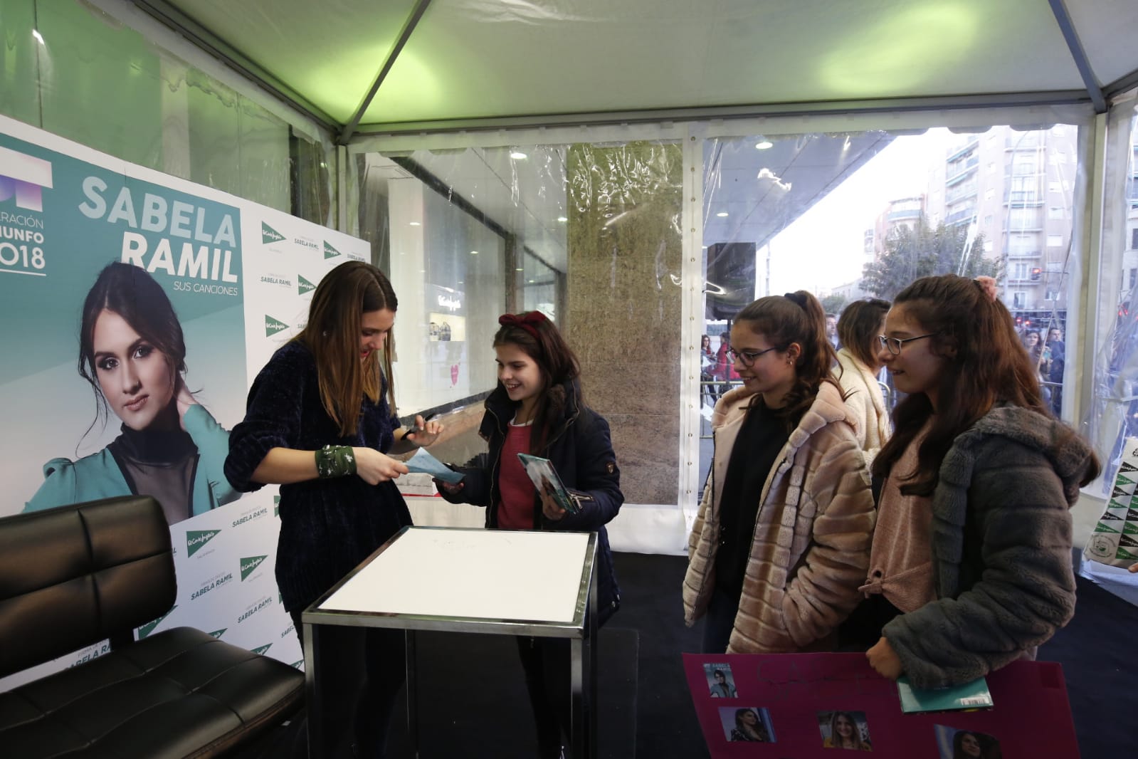 Fotos: La finalista de OT Sabela Ramil causa furor en Salamanca