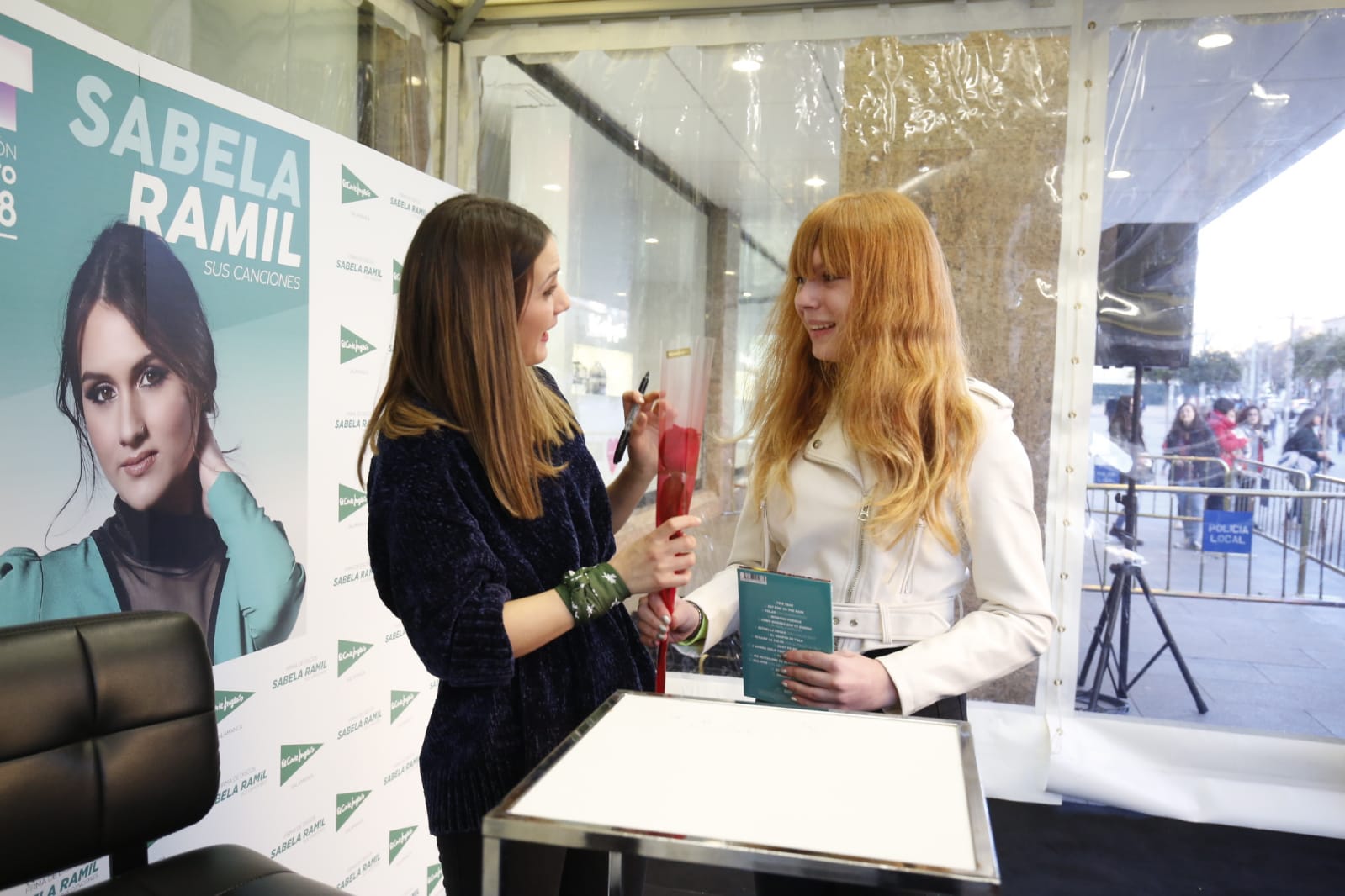 Fotos: La finalista de OT Sabela Ramil causa furor en Salamanca