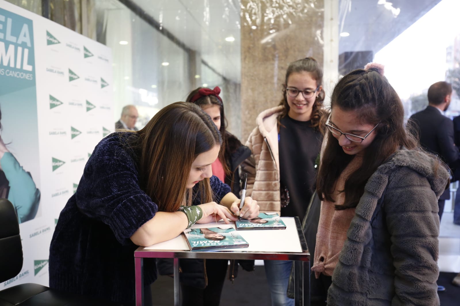 Fotos: La finalista de OT Sabela Ramil causa furor en Salamanca