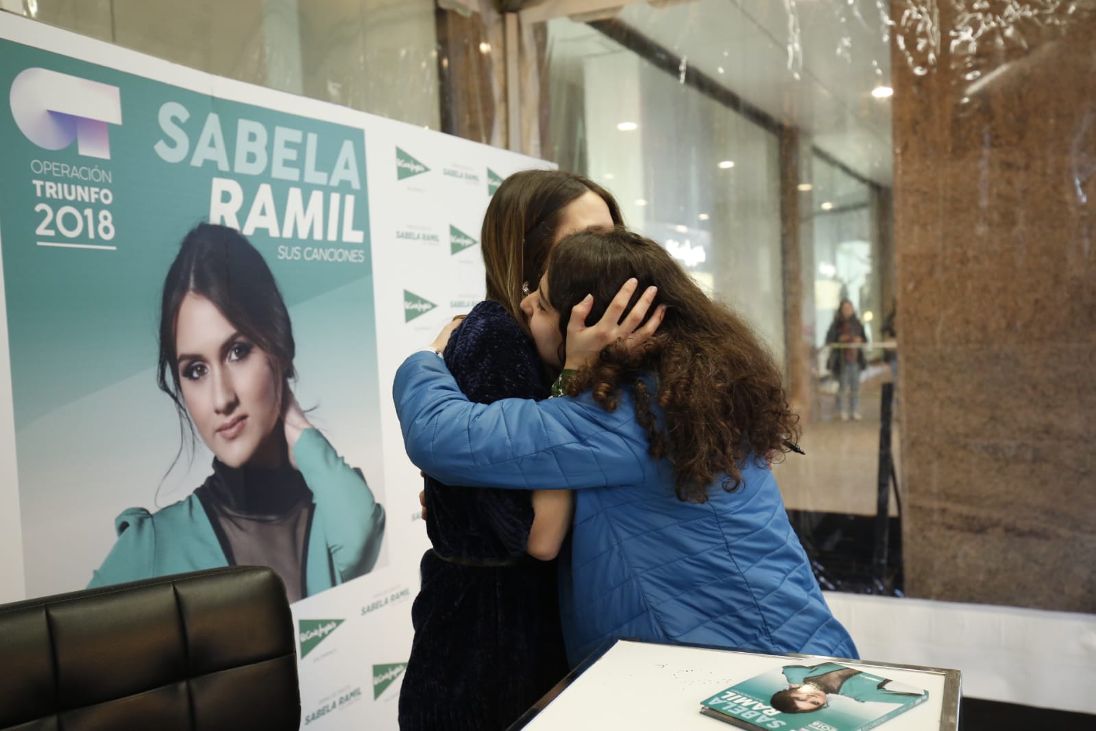 Fotos: La finalista de OT Sabela Ramil causa furor en Salamanca