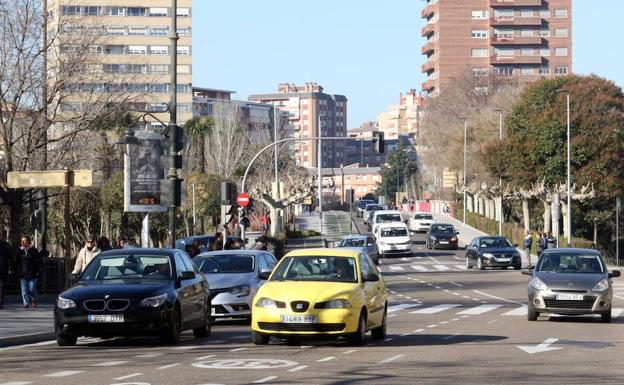 Vehículos por Poniente, con un ciclocarril limitado a 30 kilómetros por hora. 