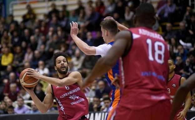 Jugadores del Carramimbre Ciudad de Valladolid, durante el encuentro contra Leyma Coruña.