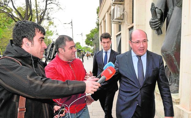 Pedro Antonio Sánchez, en diciembre pasado, llegando al Palacio de Justicia de Murcia para ser juzgado por el llamado 'caso Pasarelas', del que finalmente resultó absuelto.
