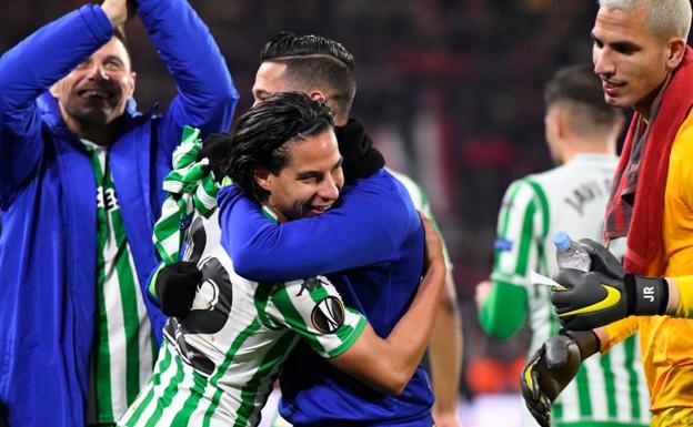 Lainez celebra junto a sus compañeros el definitivo 3-3.