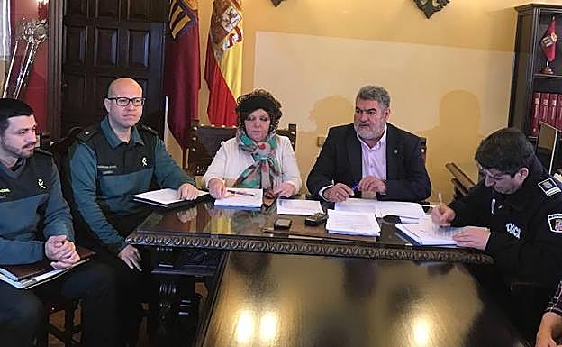 La subdelegada del Gobierno y el alcalde junto a otros miembros de la Junta de Seguridad. 