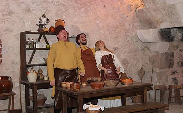 Tres actores durante la representación. 